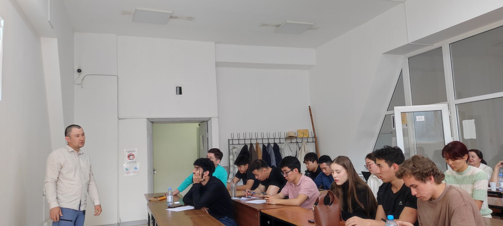 2nd-year Master’s student Arman Samatov conducted a seminar on SDG 13: “Combating climate change: students’ small environmental initiatives as a contribution to mitigating the impacts of climate change.”